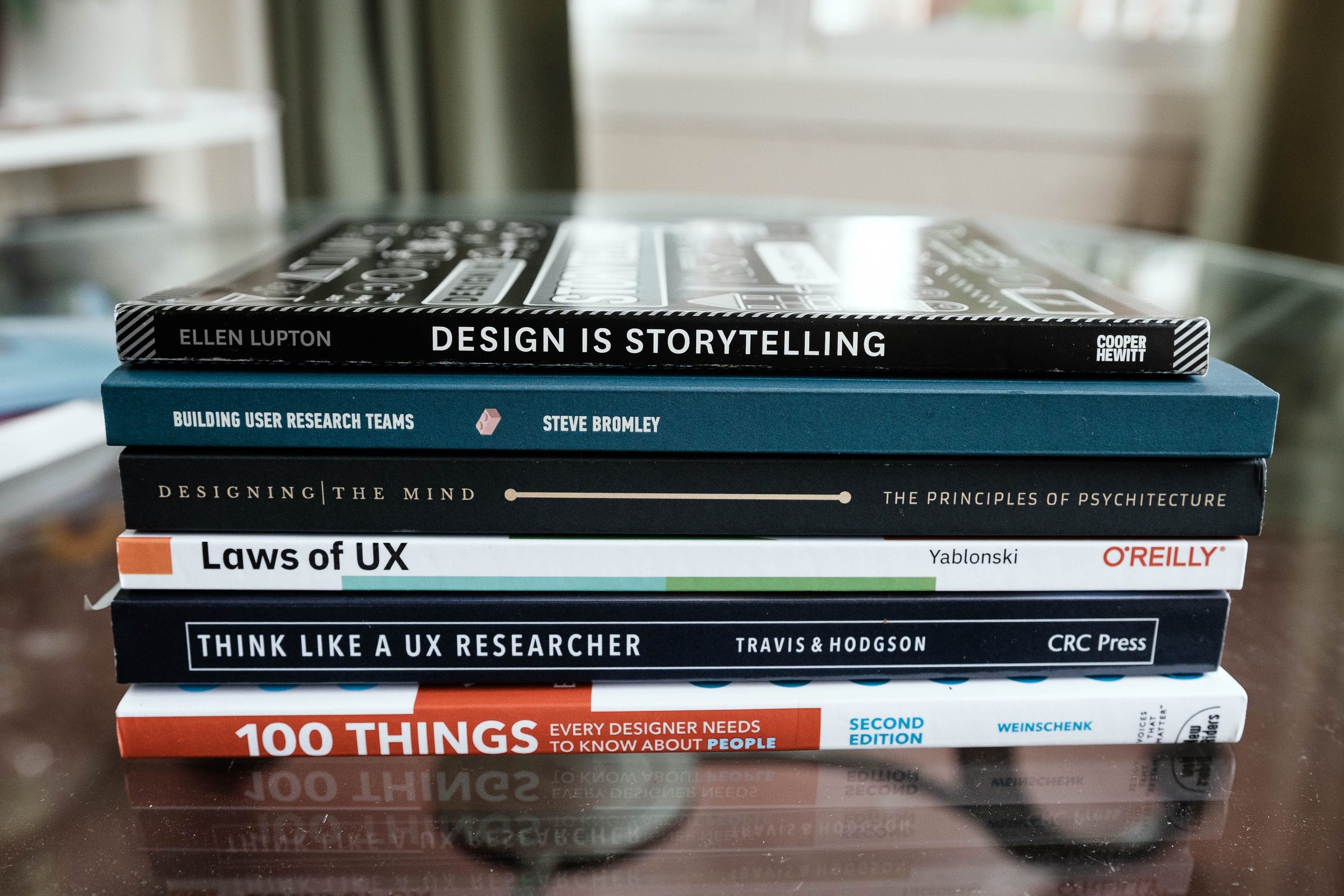 Boekenstapel met onder andere "Design is storytelloing" en "Think like a UX researcher"