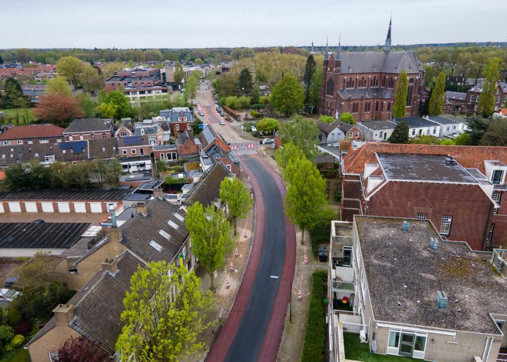 Een drone foto van een lange asfaltweg.