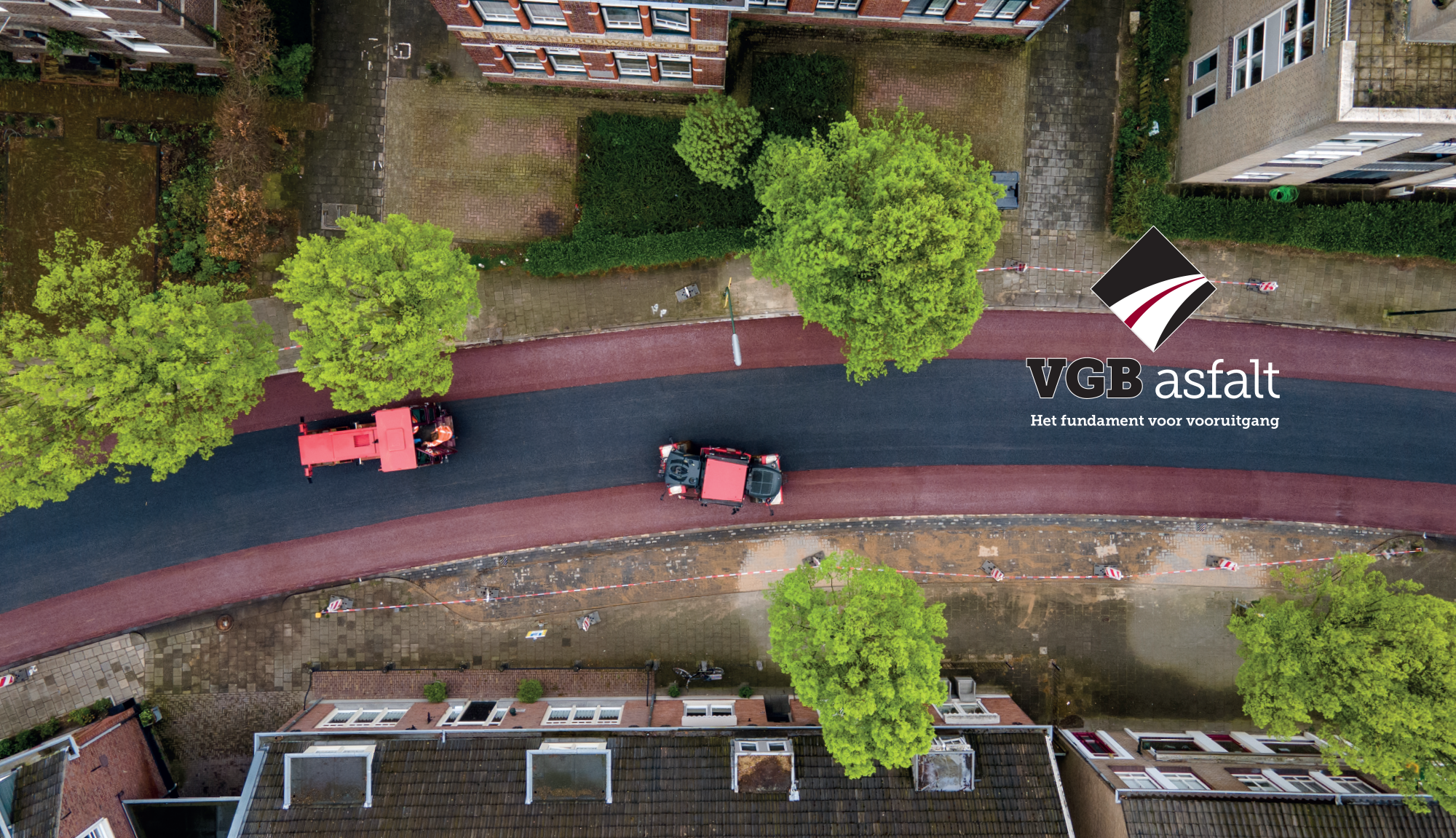 VGB Asfalt logo op een dronefoto van asfaltwerkzaamheden.